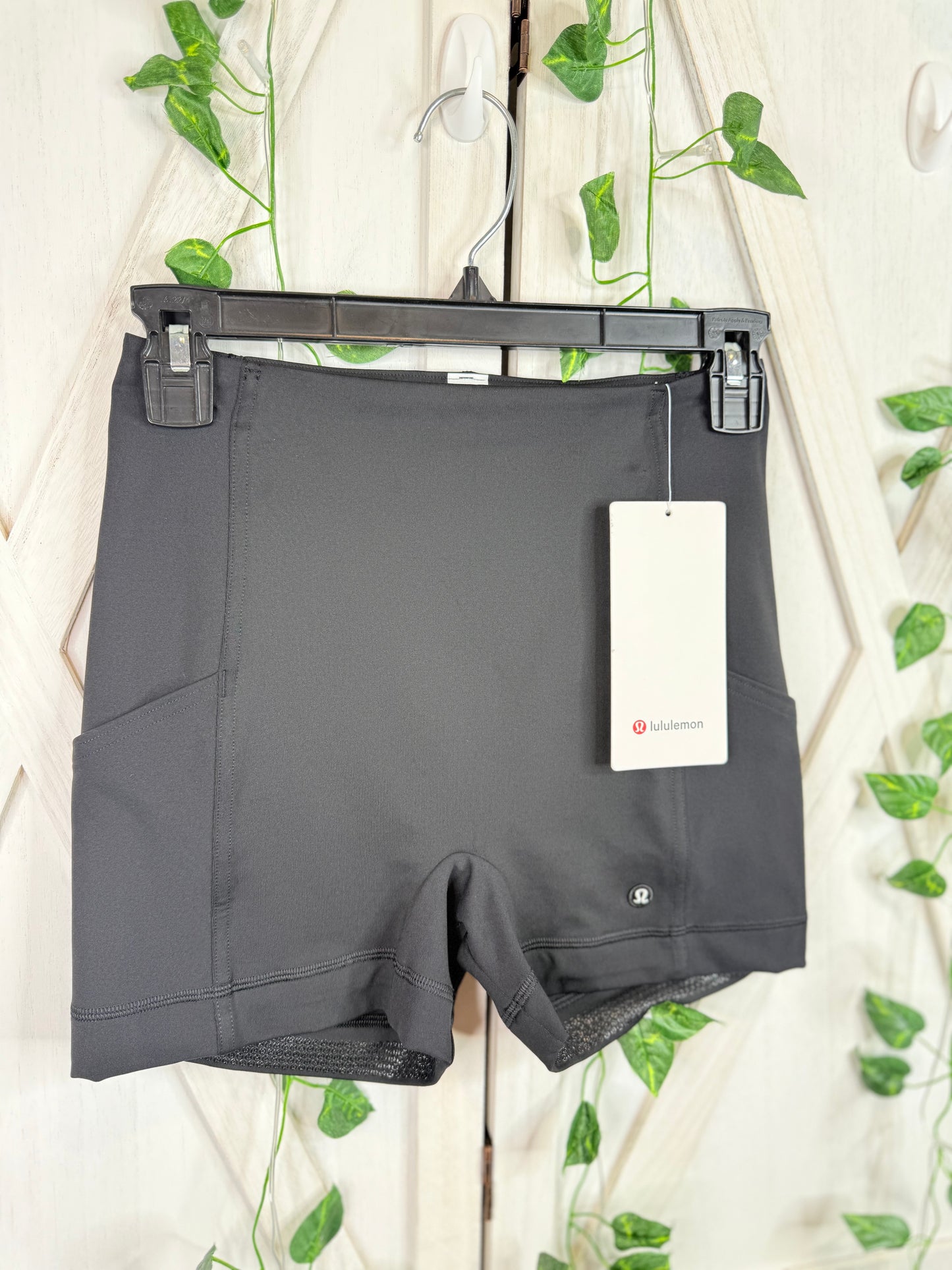 High-Rise Tennis Layering Short 3.5” *Size 4 • 8