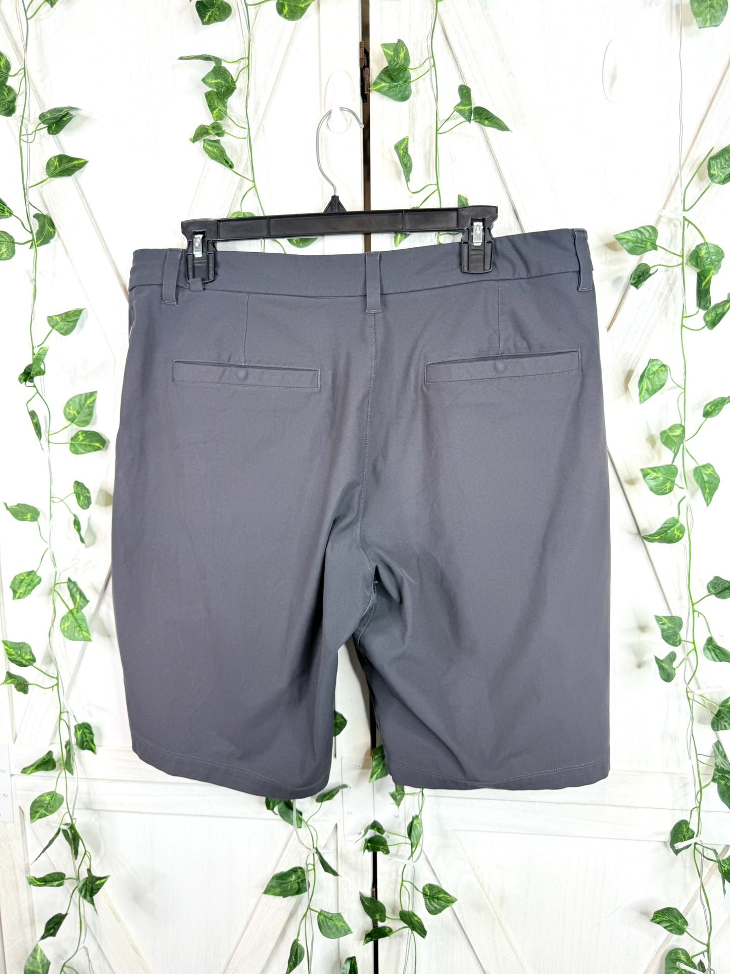 Mens Commission Short Relaxed 11" *Size 34