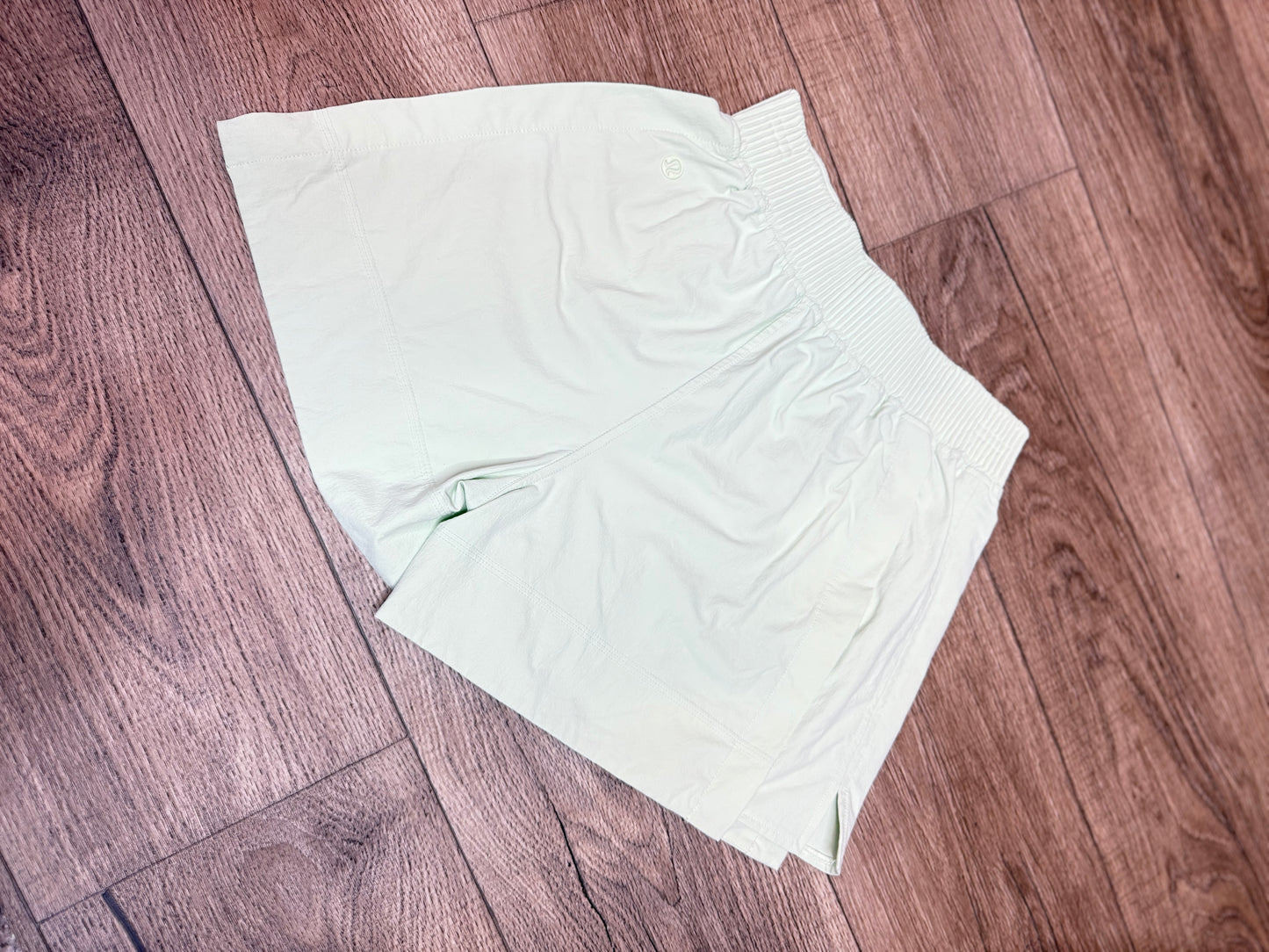 Stretch Relaxed-Fit HR Short 4" (small mark)