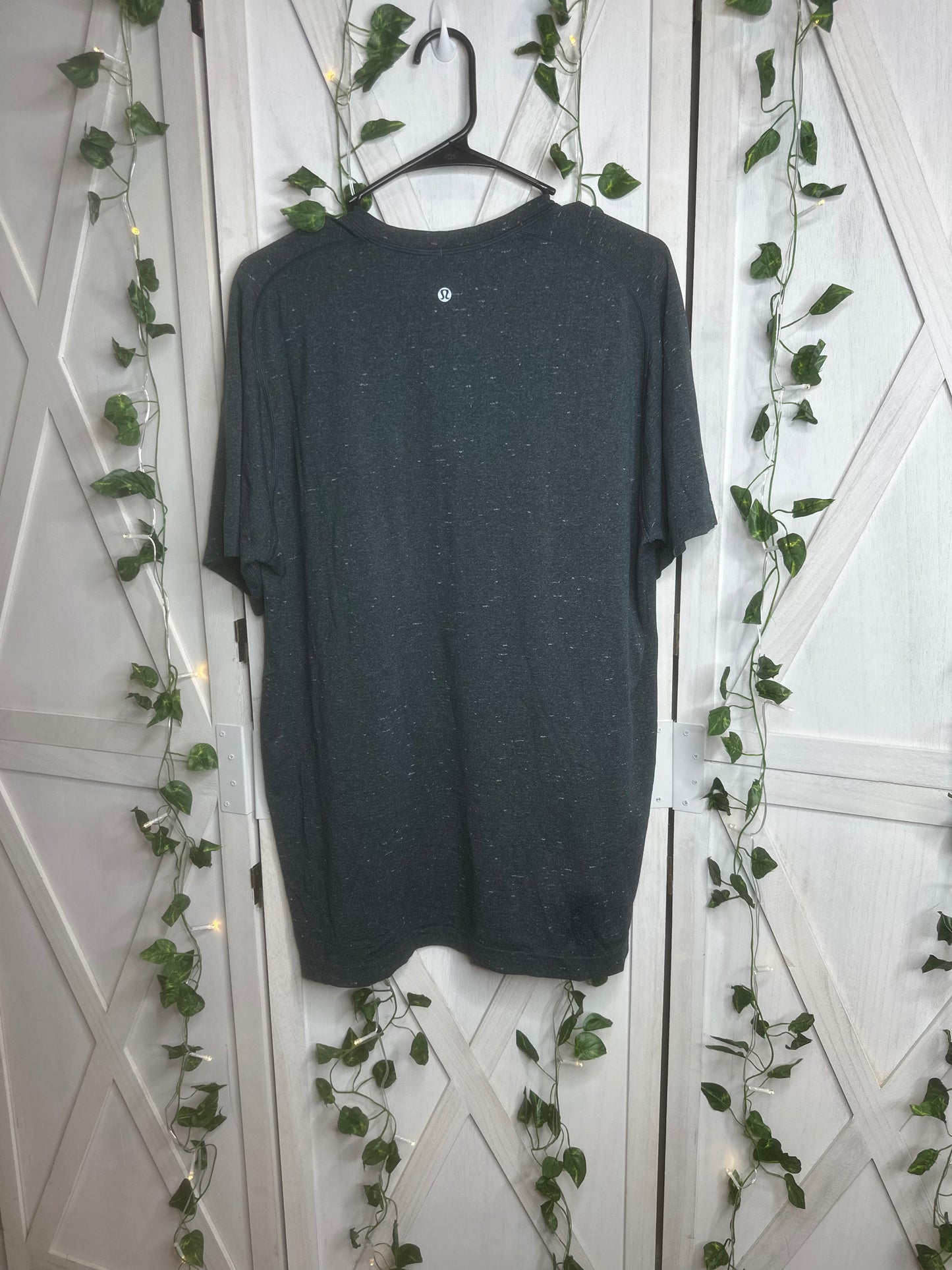 Lululemon Metal vent *SIZE XL