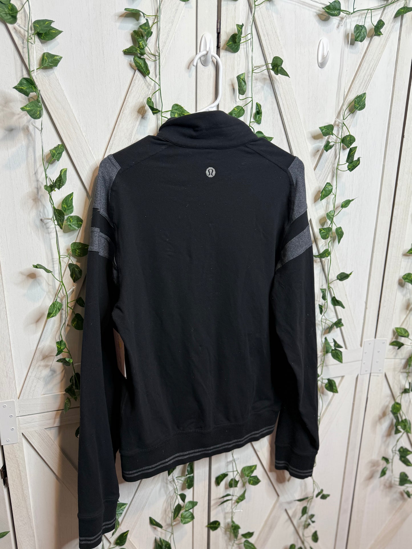 Men’s zip up *Size M