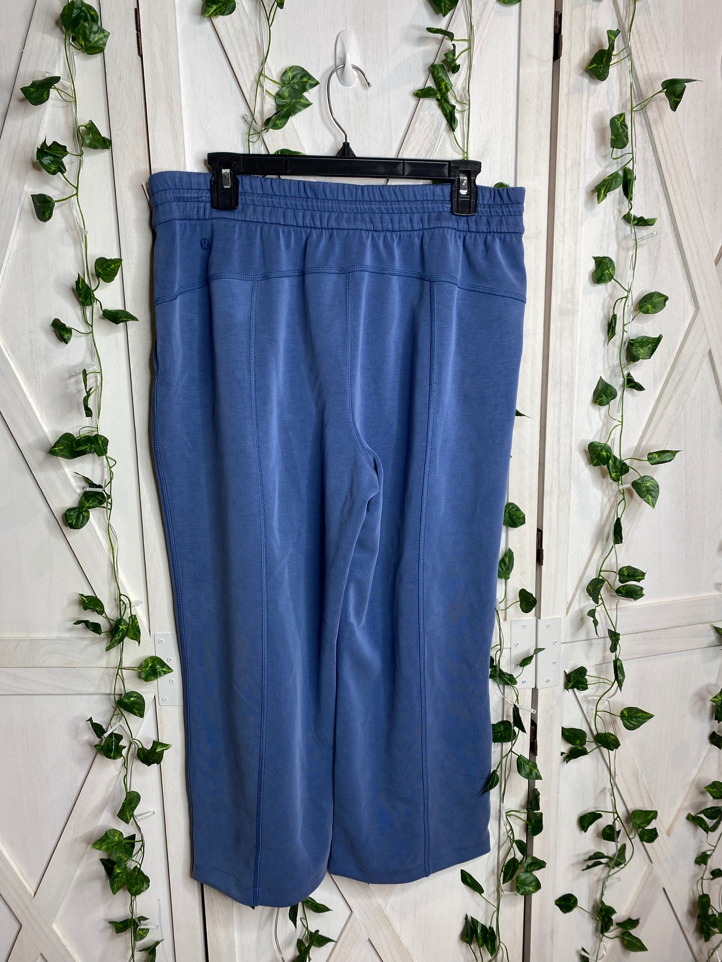 Softstreme straight leg crop * NEW*SIZE 12