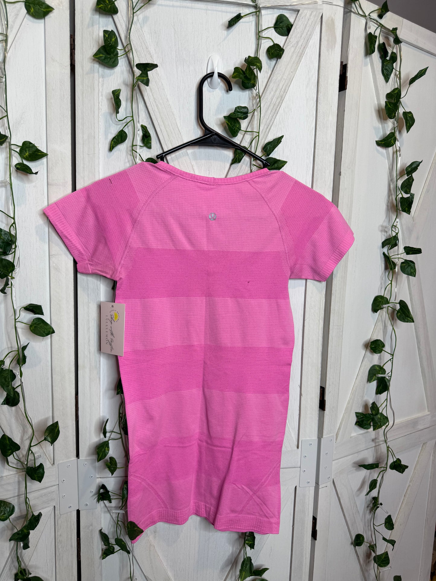 Run: Swiftly Tech V Neck*SIZE 4