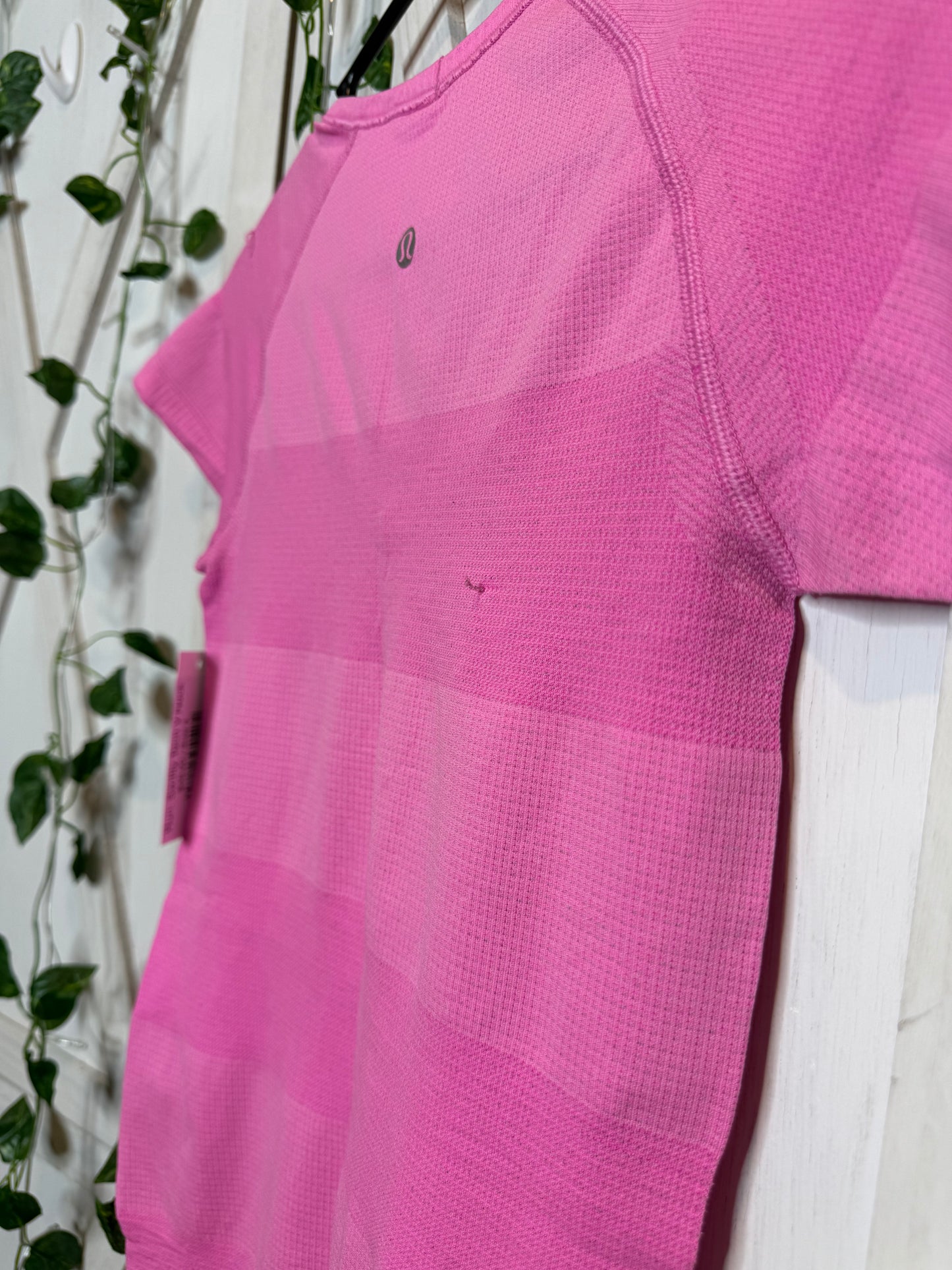 Run: Swiftly Tech V Neck*SIZE 4