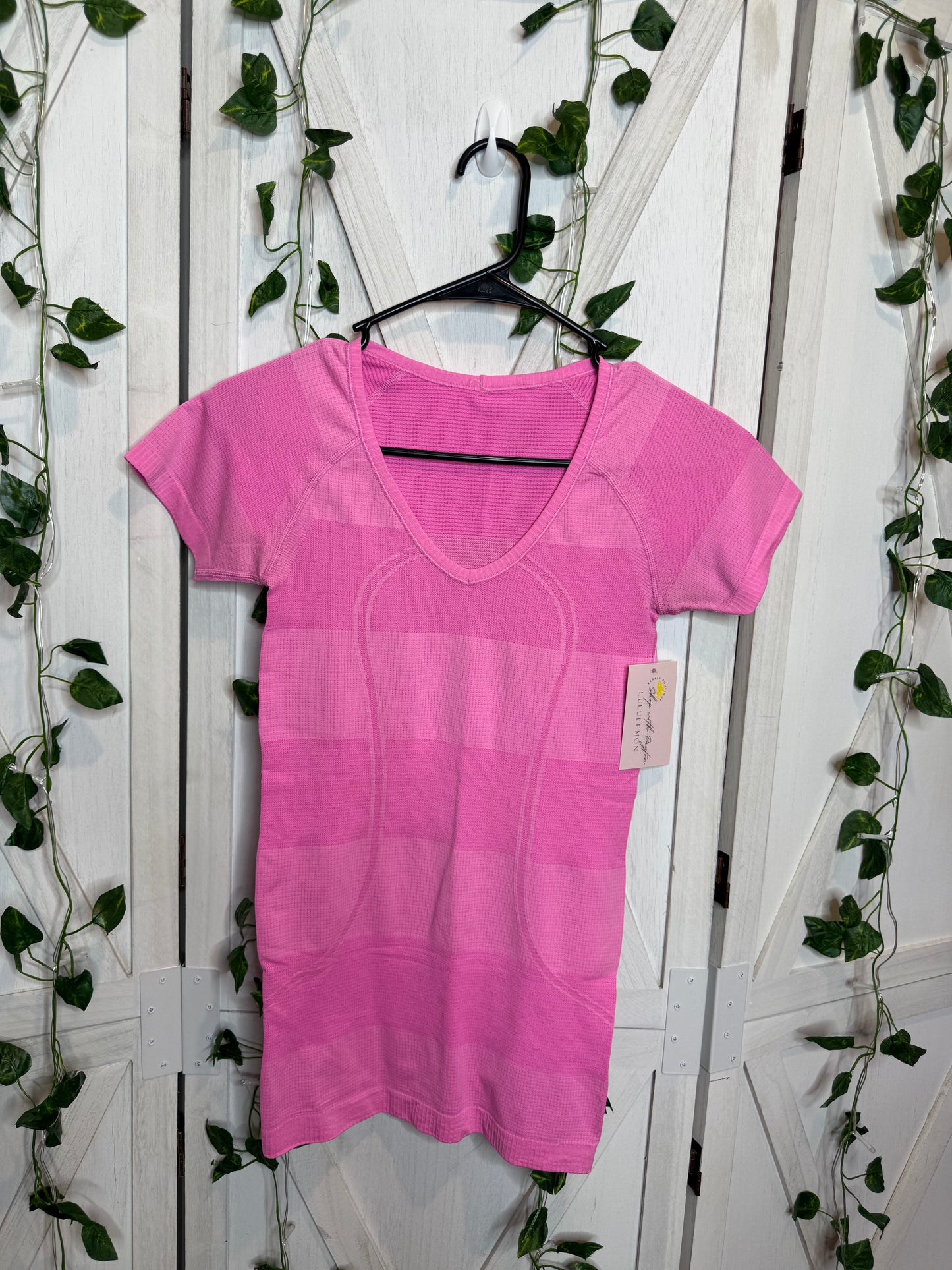 Run: Swiftly Tech V Neck*SIZE 4