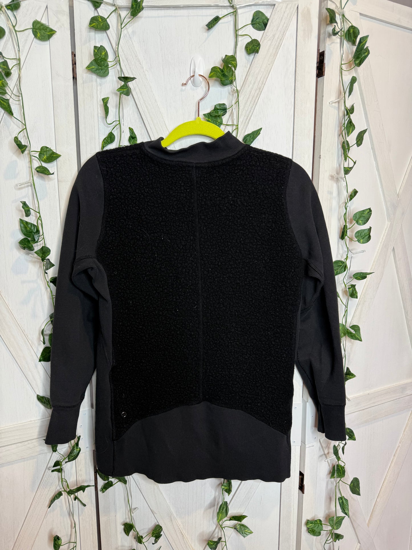 Stand Out Sherpa Jacket * SIZE 8