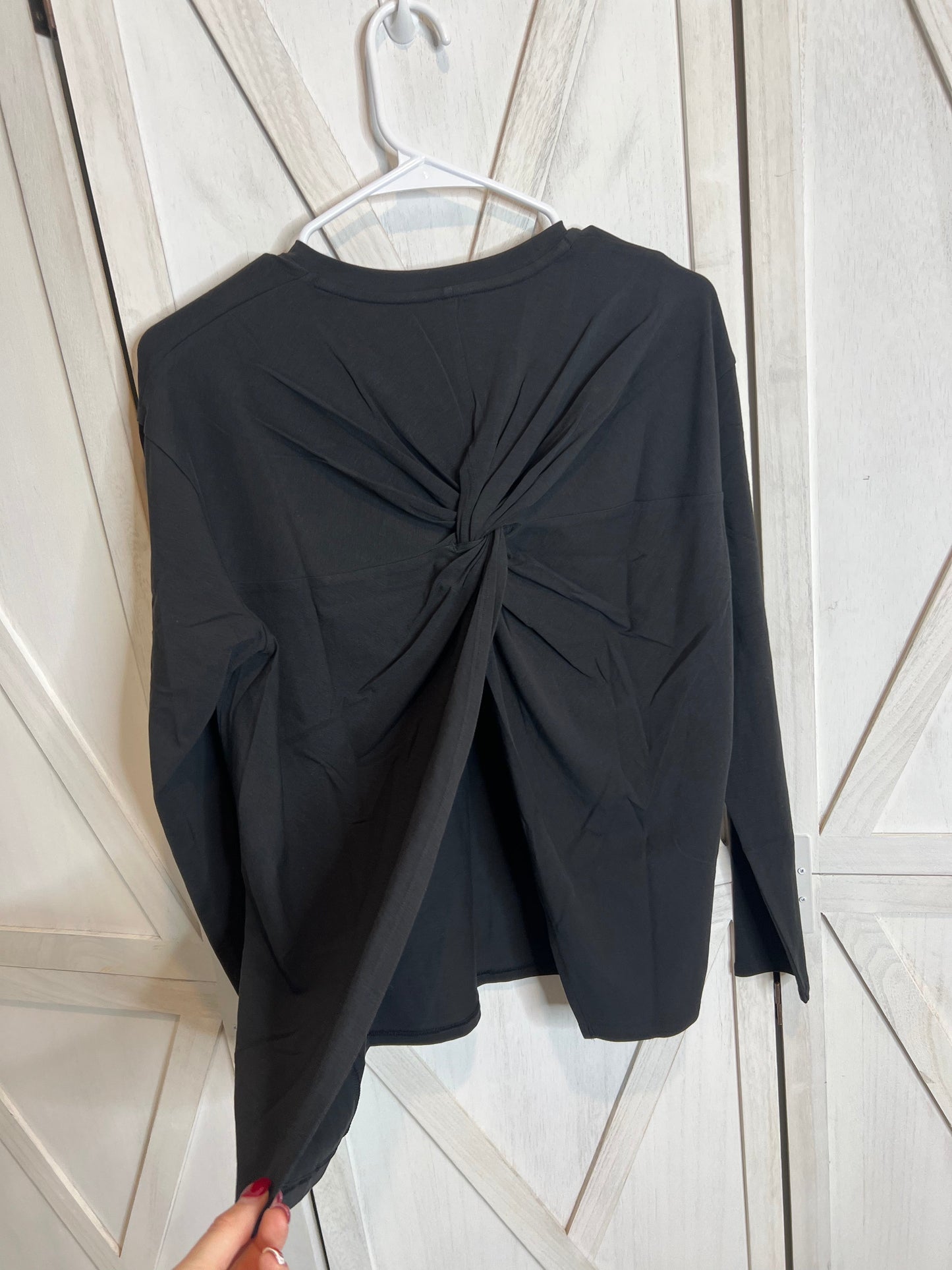 Twist-Back relaxed-fit long sleeve *Size Xs & S