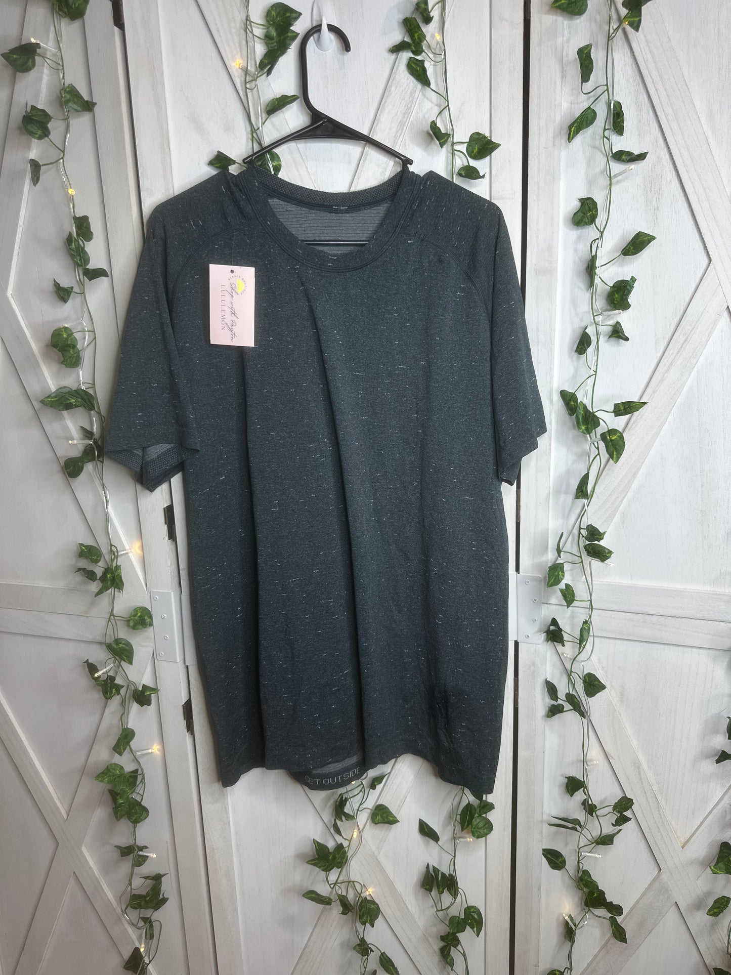 Lululemon Metal vent *SIZE XL