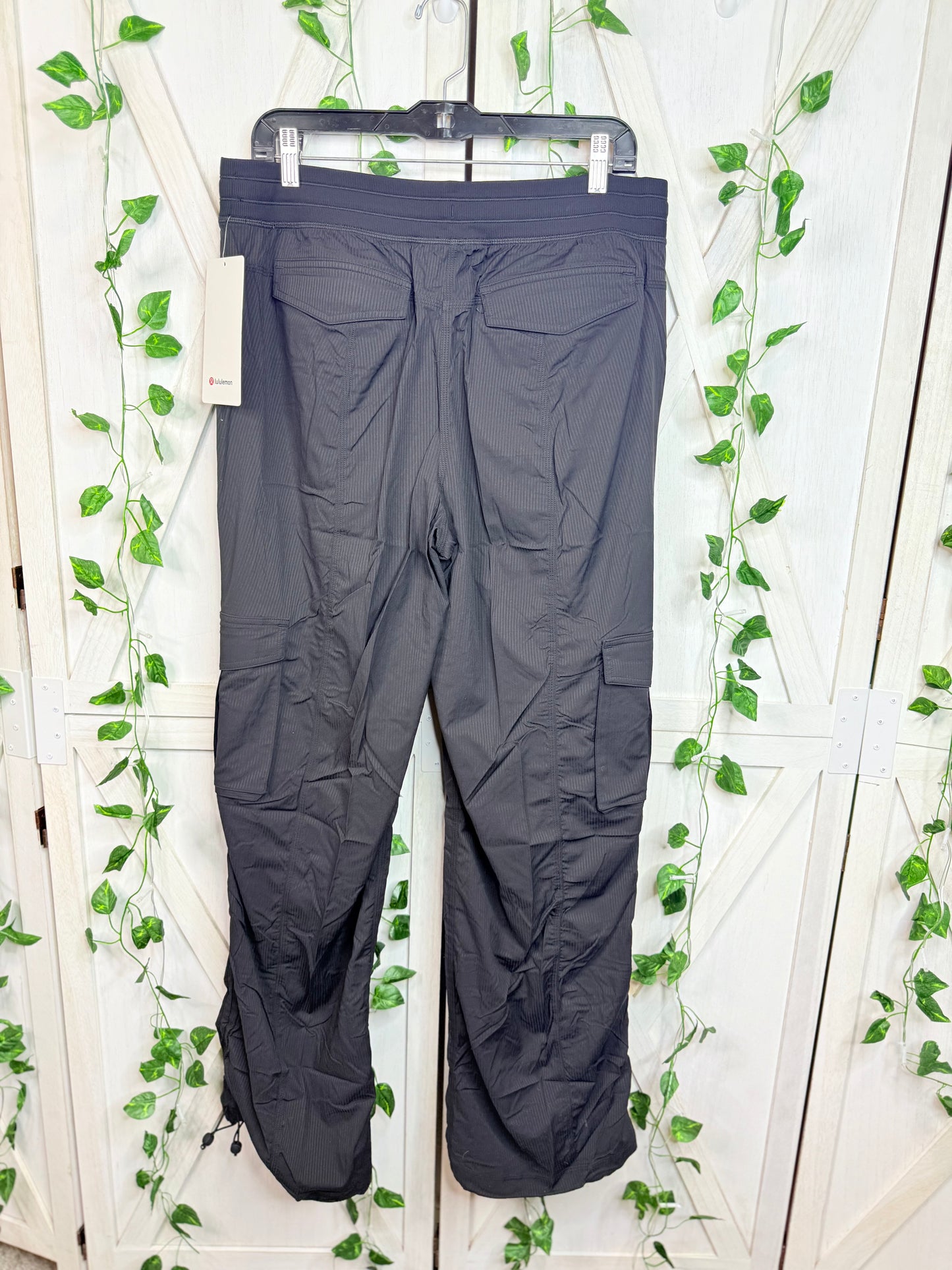 Dance Studio Relaxed-Fit MR Cargo Pant *Size L