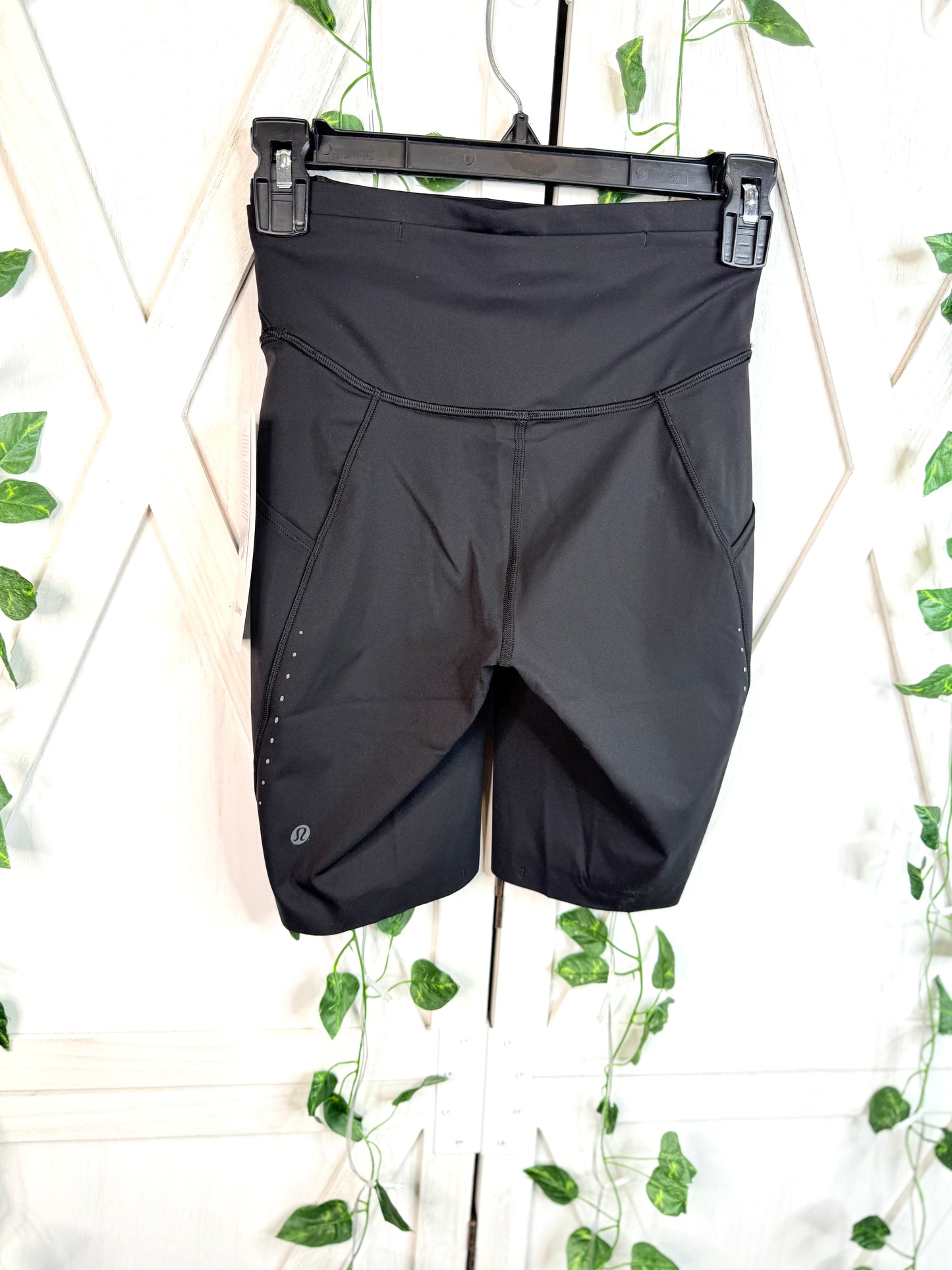 Fast And Free HR Short 8” *Pockets *Size 4 & 10