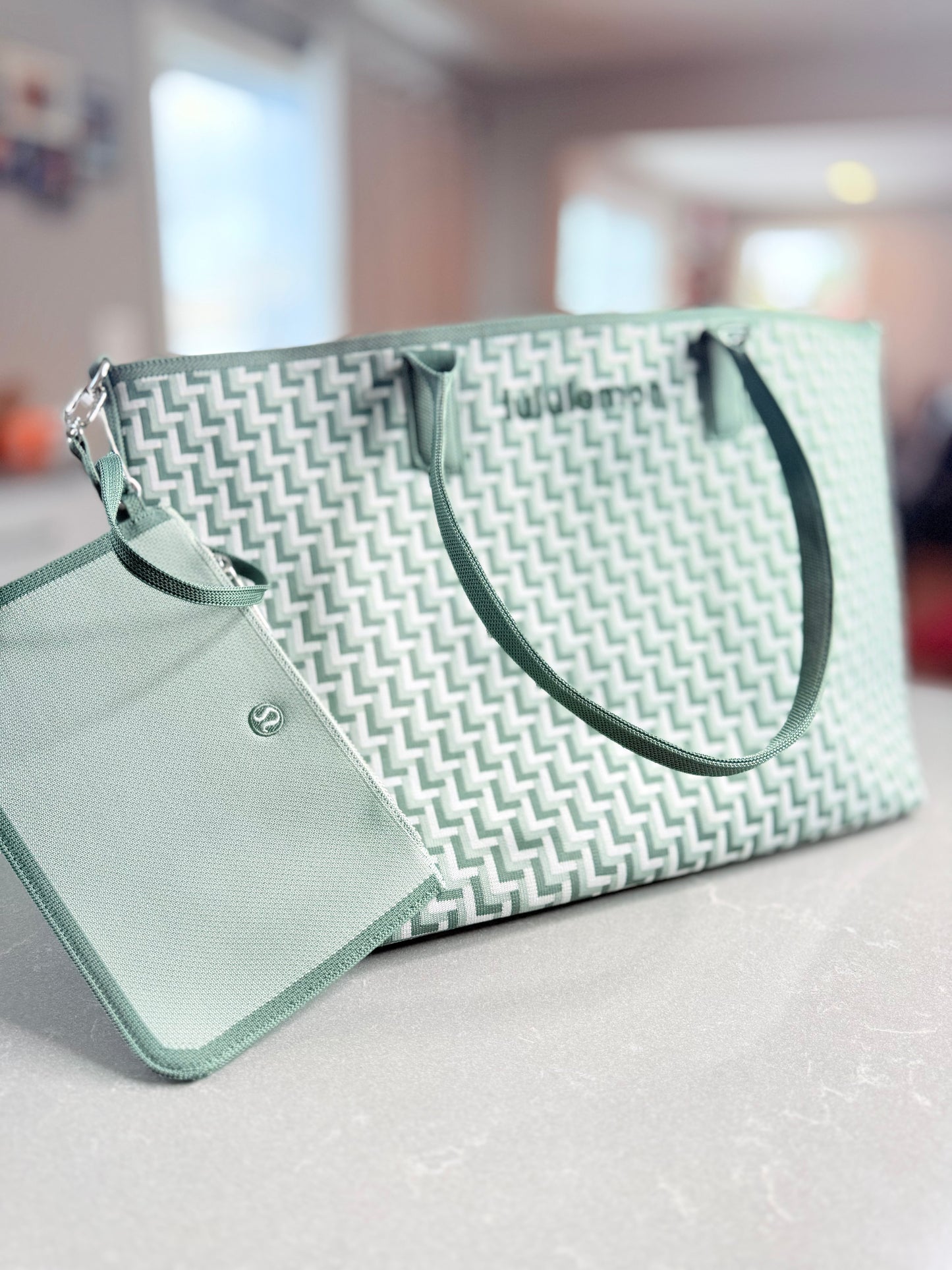 Classic tote monogram knit ￼