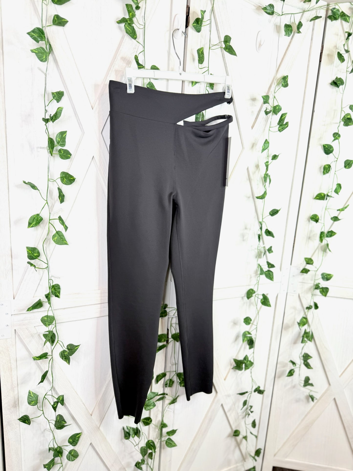 Cut-Out Waist HR Train Tight 25” *Size 8