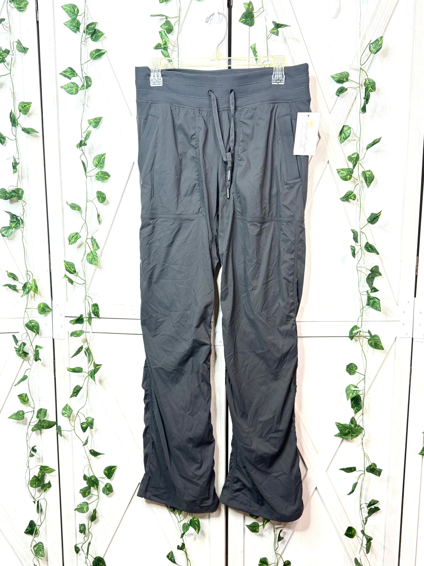 Dance Studio Mid-Rise Pant *Regular *Size 8 • 10