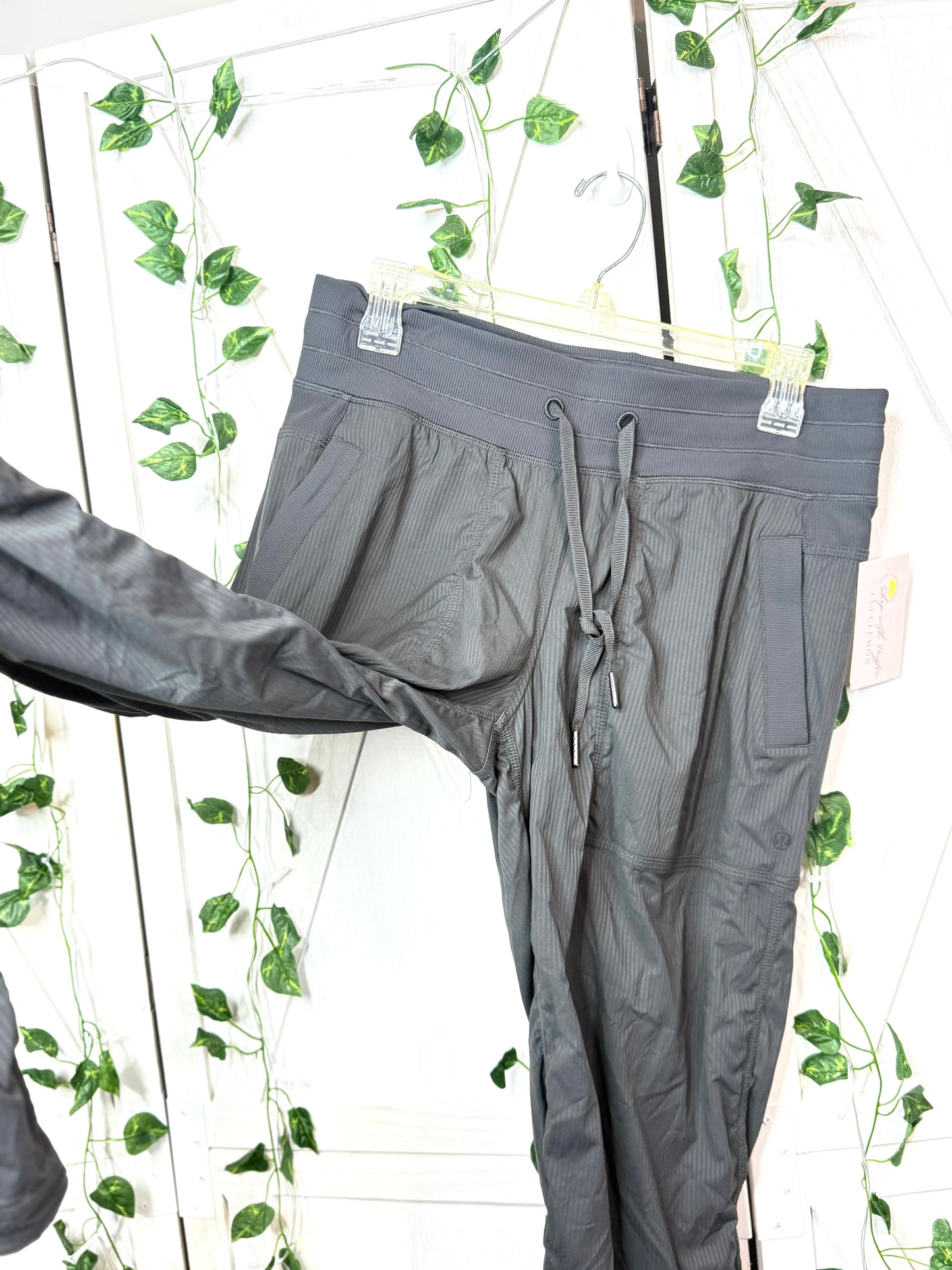 Dance Studio Mid-Rise Pant *Regular *Size 8 • 10
