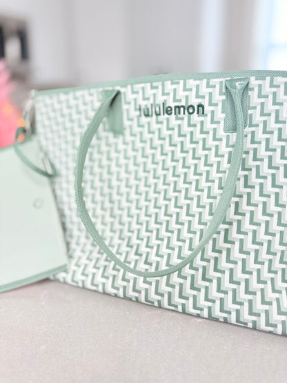 Classic tote monogram knit ￼