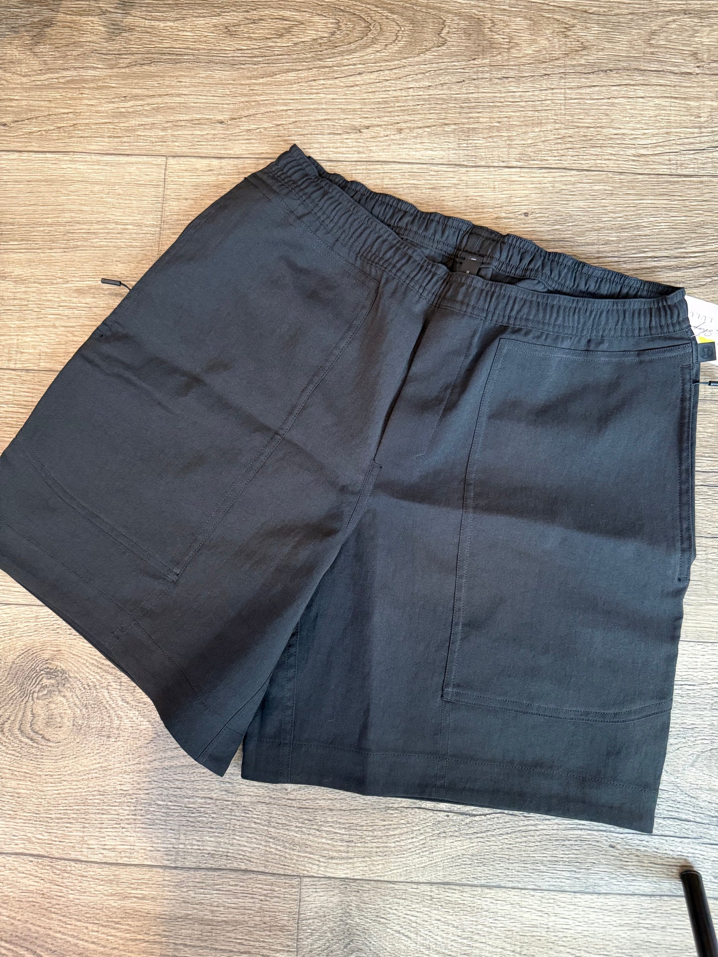 Relaxed fit pull on short 7” *Size L