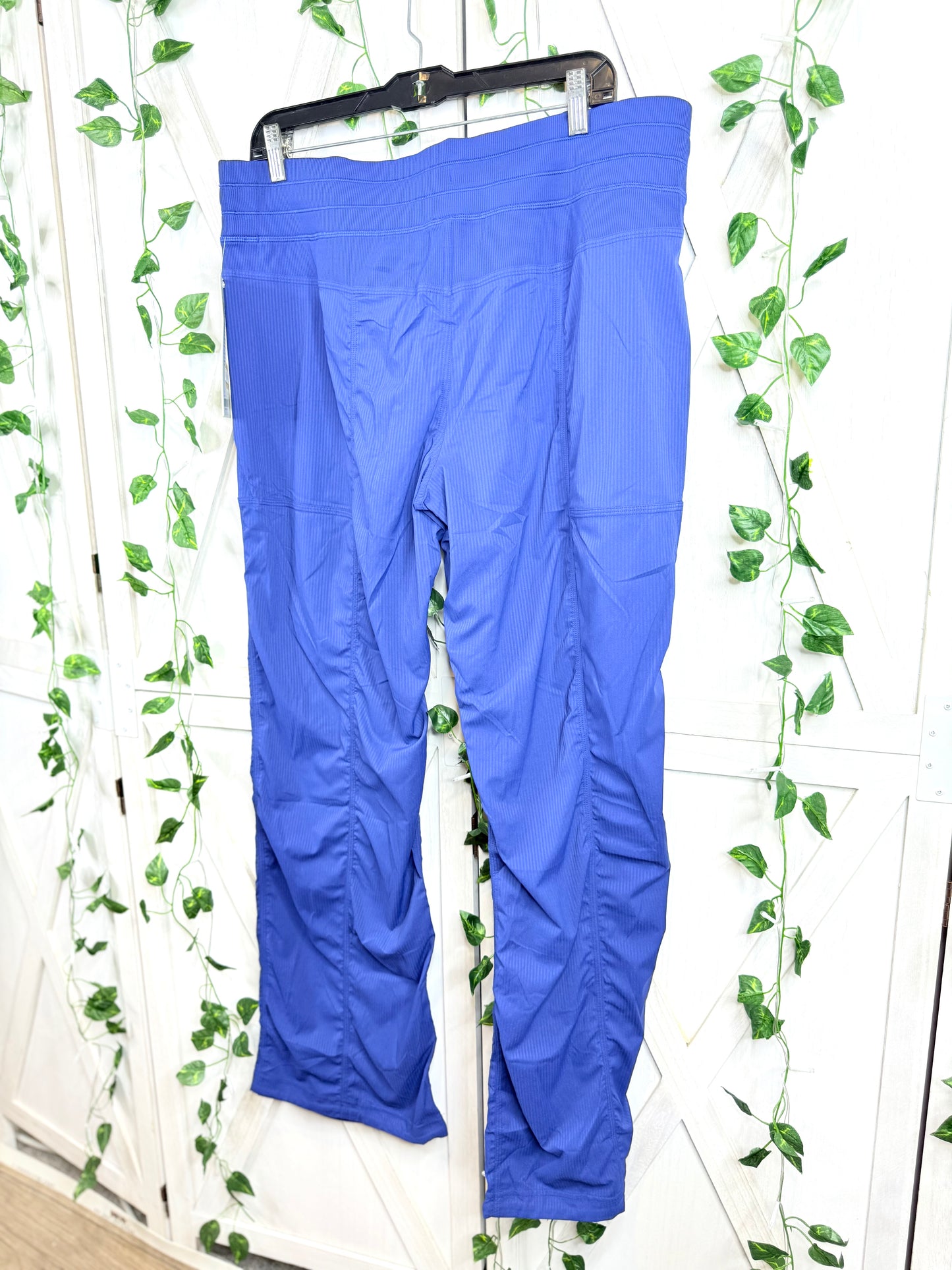 Dance Studio Mid-Rise Pant *Regular *Size 6 • 8 • 14