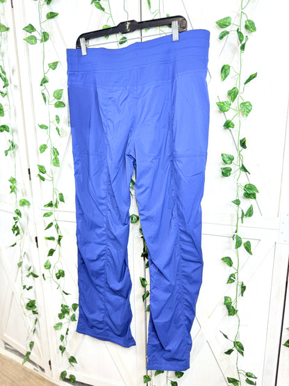 Dance Studio Mid-Rise Pant *Regular *Size 6 • 8 • 14