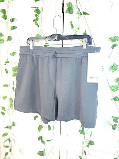 Softstreme HR Shorts 4” *Size 6 & 8