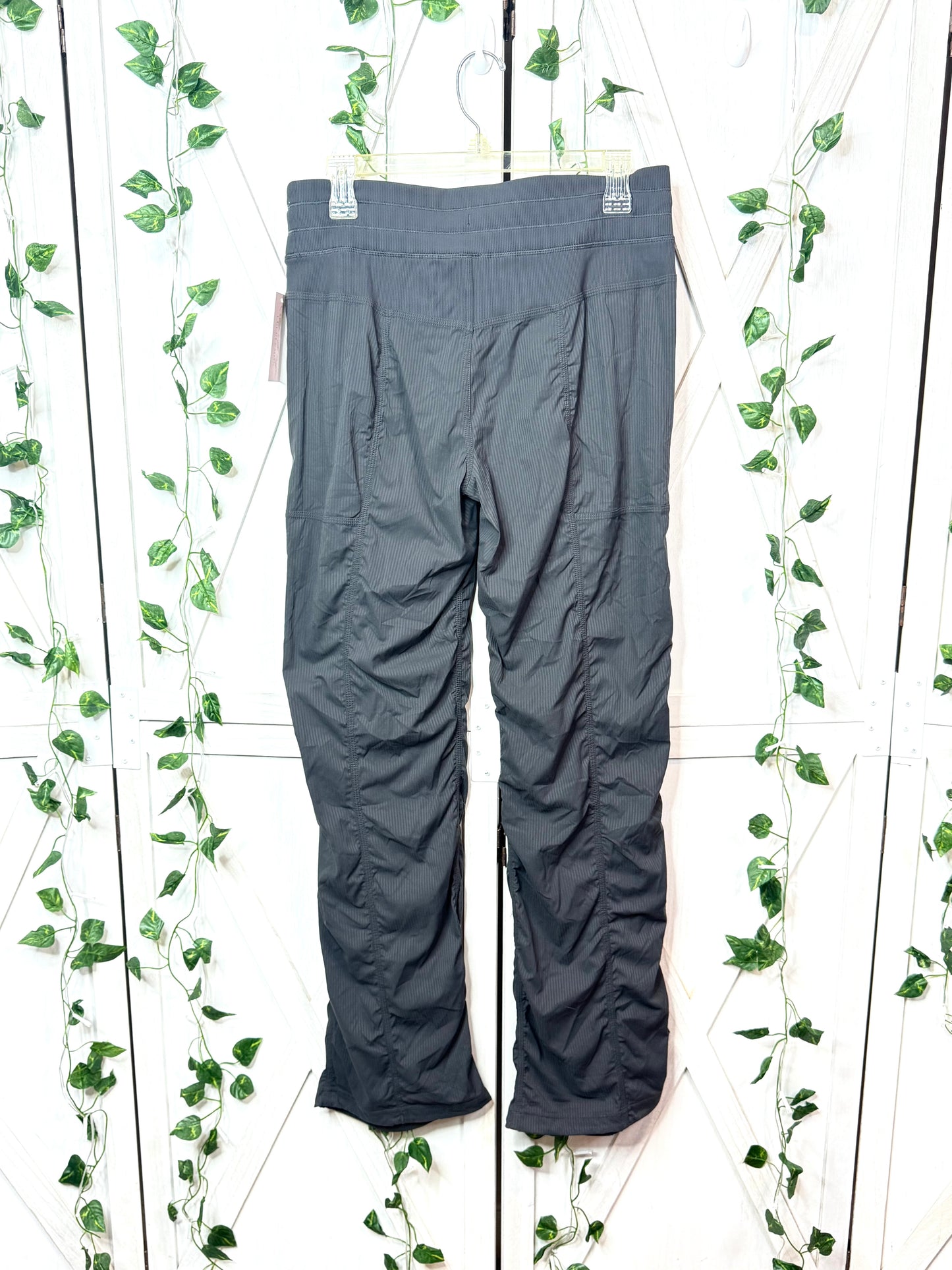 Dance Studio Mid-Rise Pant *Regular *Size 8 • 10
