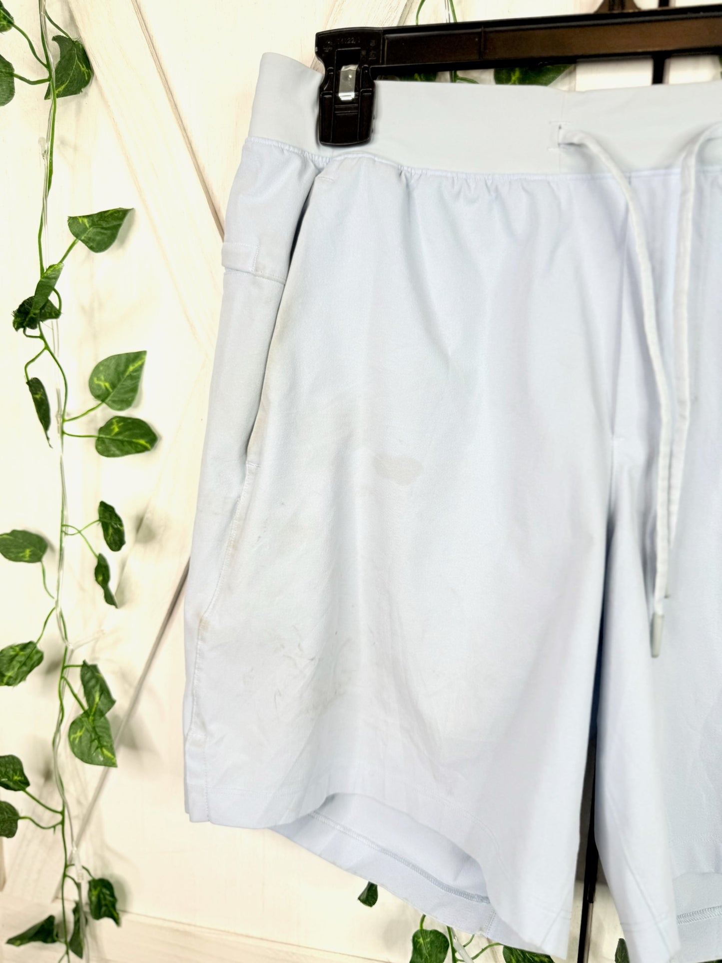Men’s Shorts*Size M