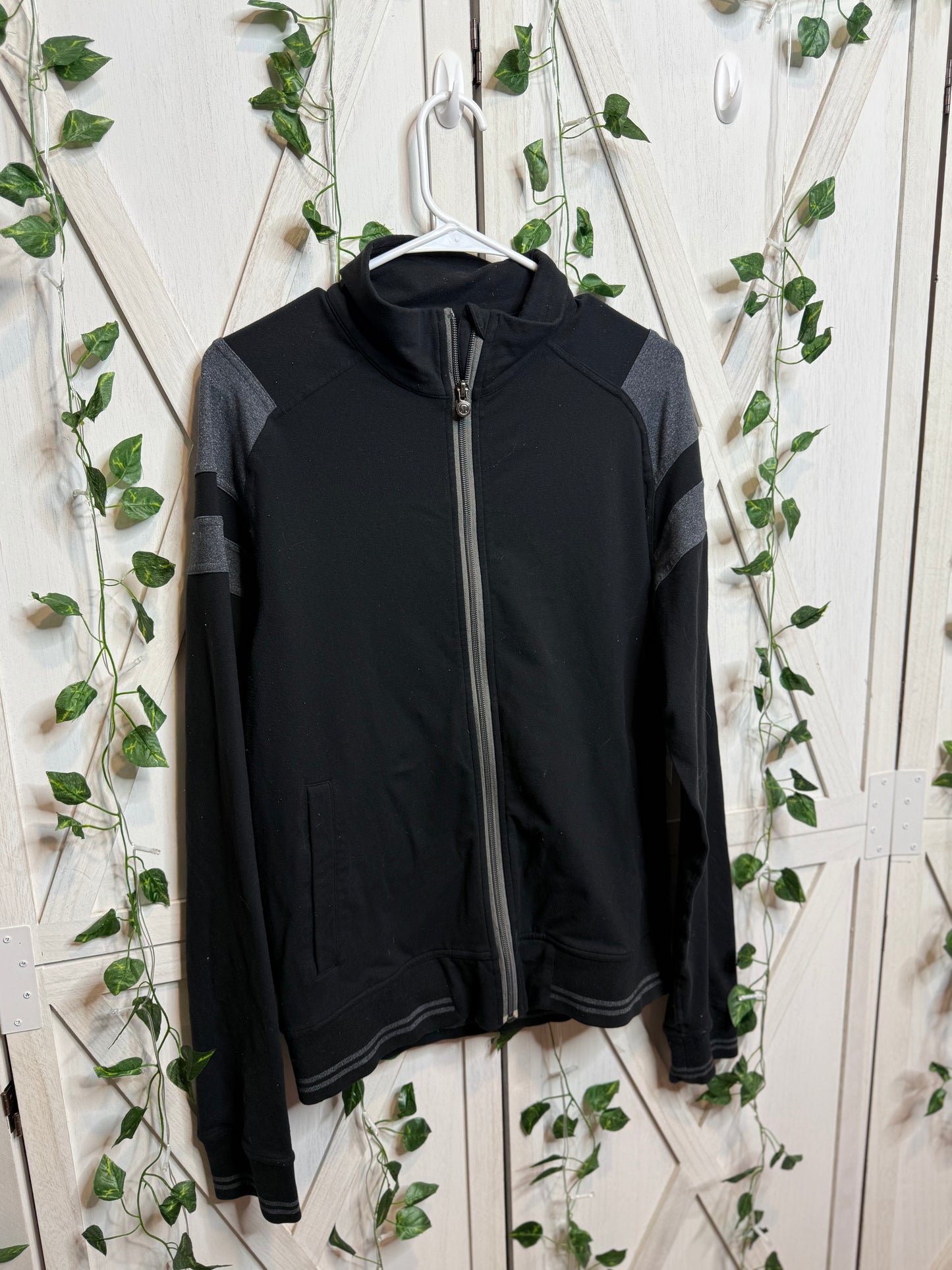 Men’s zip up *Size M