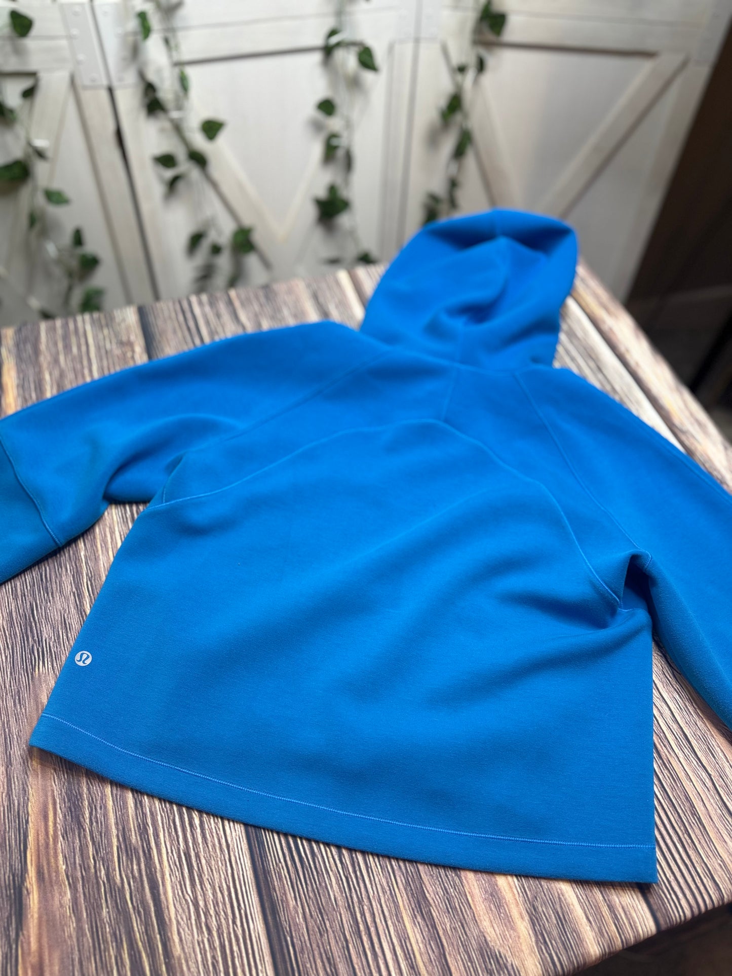 Lululemon hoodie *small stain on pocket *Size 4