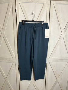 tapered-leg mid-rise 7/8 pant* Luxtreme